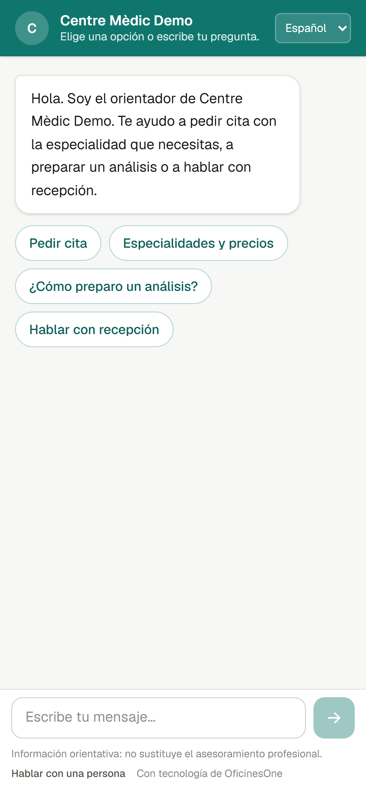 Chat del orientador de un centro médico en el móvil, con opciones para pedir cita